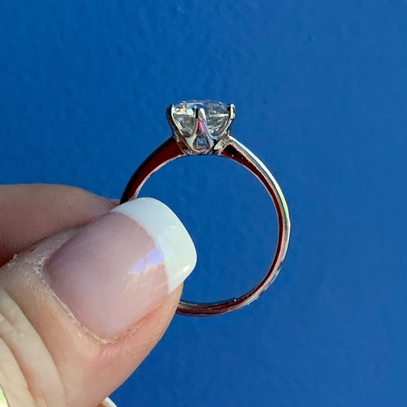 Brilliant white 2 cttw moissanite solitaire ring - Picture 5 of 16